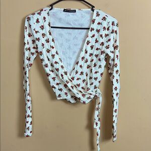 Brandy Melville Women’s Size Small Cream Color with Rose Print Cropped Wrap Tee
